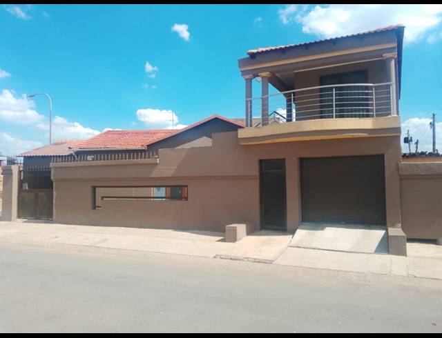 3 BEDROOM HOUSE FOR SALE IN DIEPKLOOF ZONE 4